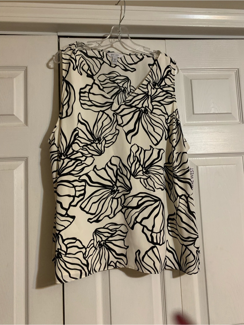 NWT Nine West White Floral-Print V-Neck Sleeveless Camisole